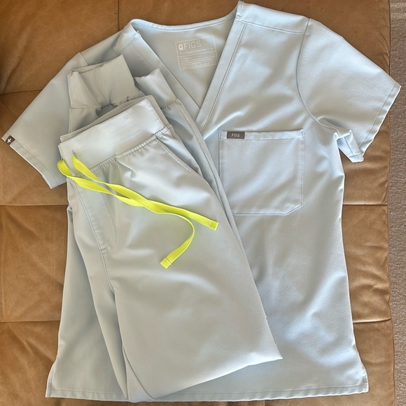 Figs Open Skies scrub set 
Catarina top SMALL
Zamora high waisted joggers MEDIUM - Picture 1 of 5